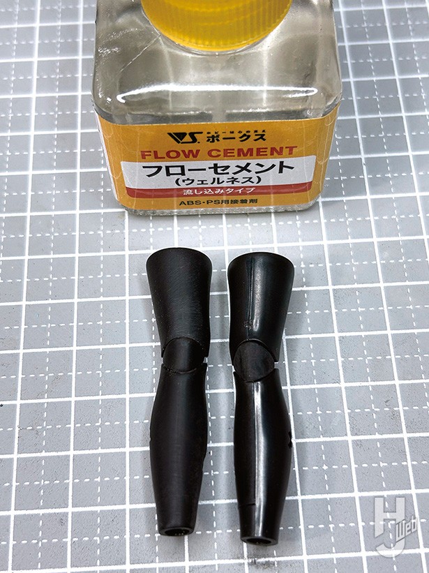 合わせ目消しにはボークスブランドの「フローセメント(ウェルネス)」を使用