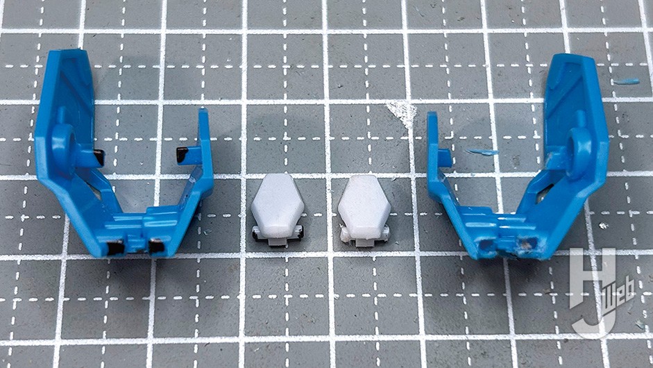 太もも装甲ははさみ込みなので、加工して後ハメ化に