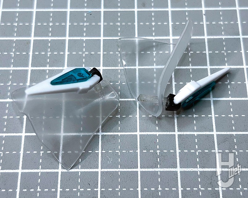 腰垂れはペットボトルから切り出したものをヒートガンで風になびいているように加工