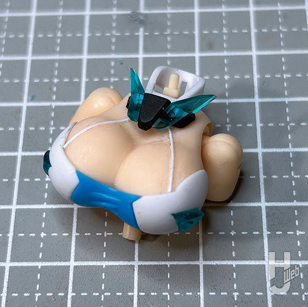 インナースーツとするため、0.4mmのプラ棒を接着してガイドとした