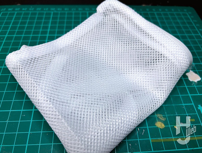 100円ショップで購入した洗濯ネットを切り出して、網目状のマスキングシートとして使用