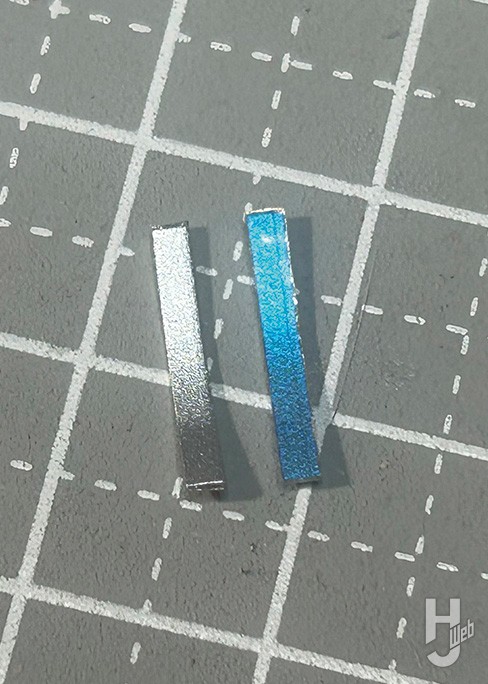 マジ・スクでいったん合わせ目を広げ0.5mmのプラ棒に偏光シートを貼ったものを接着してキラリと光るアクセントにした