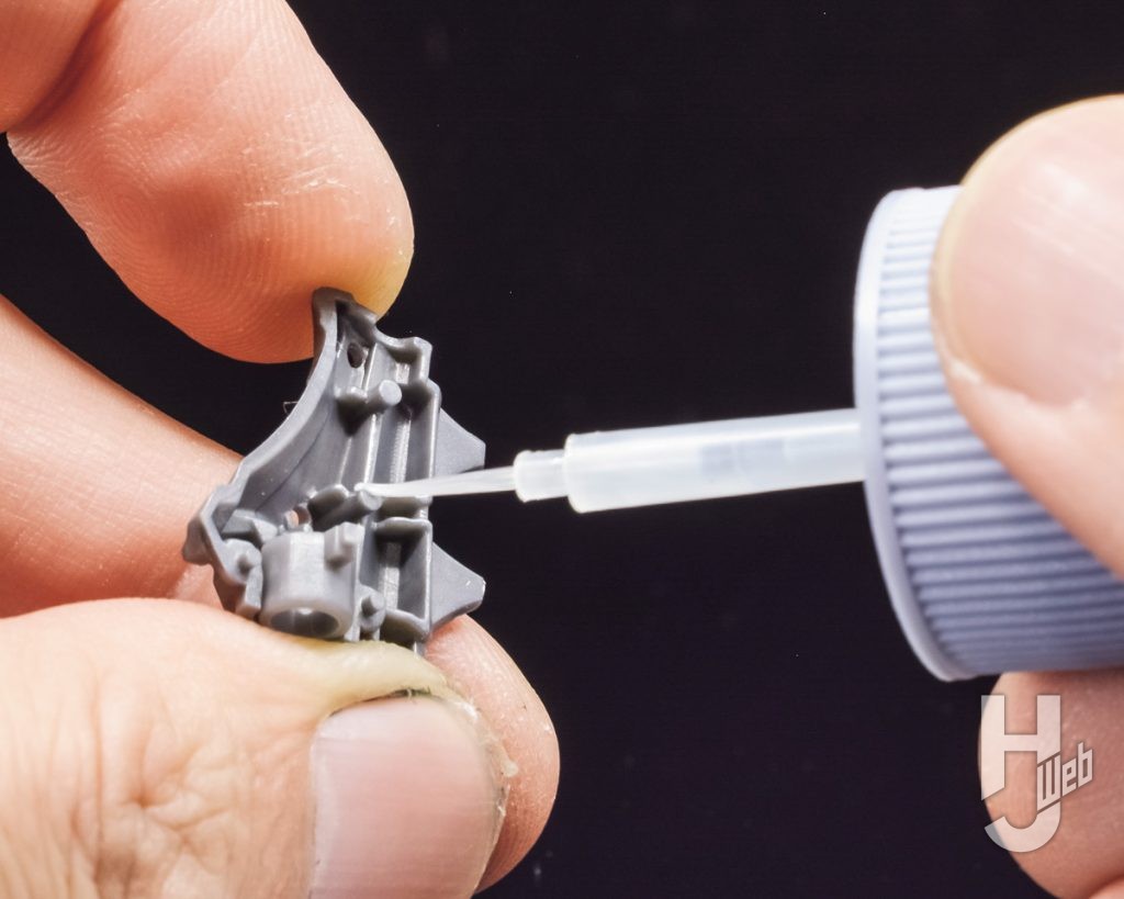 接着剤を塗布する画像