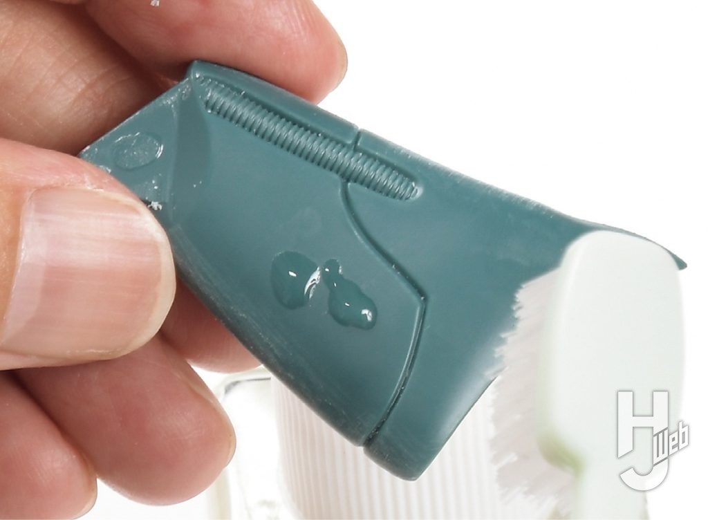 あに製作「PLAMAXヴェルビン」製作中歯ブラシで叩く