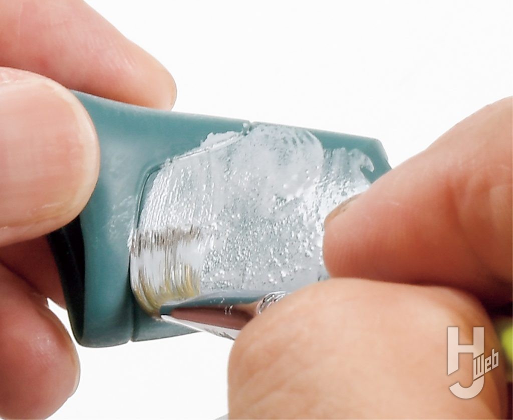 あに製作「PLAMAXヴェルビン」製作中溶きパテ筆で塗る