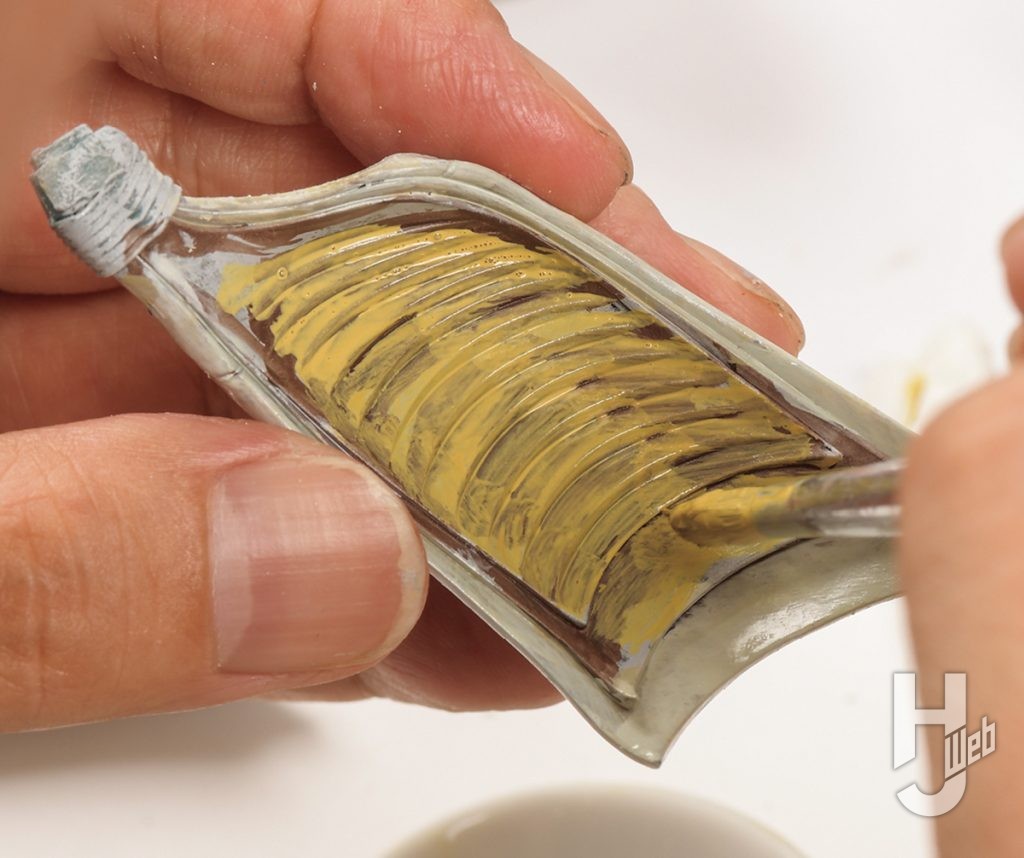 あに製作「PLAMAXヴェルビン」製作中赤とダークイエローの塗装内側のダークイエロー薄く塗り重ねる