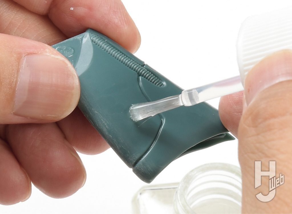 あに製作「PLAMAXヴェルビン」製作中▲表面を荒らしたい部分に、薄くタミヤセメントを塗る