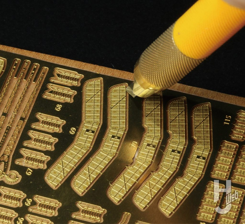 エッチングパーツカッティング中