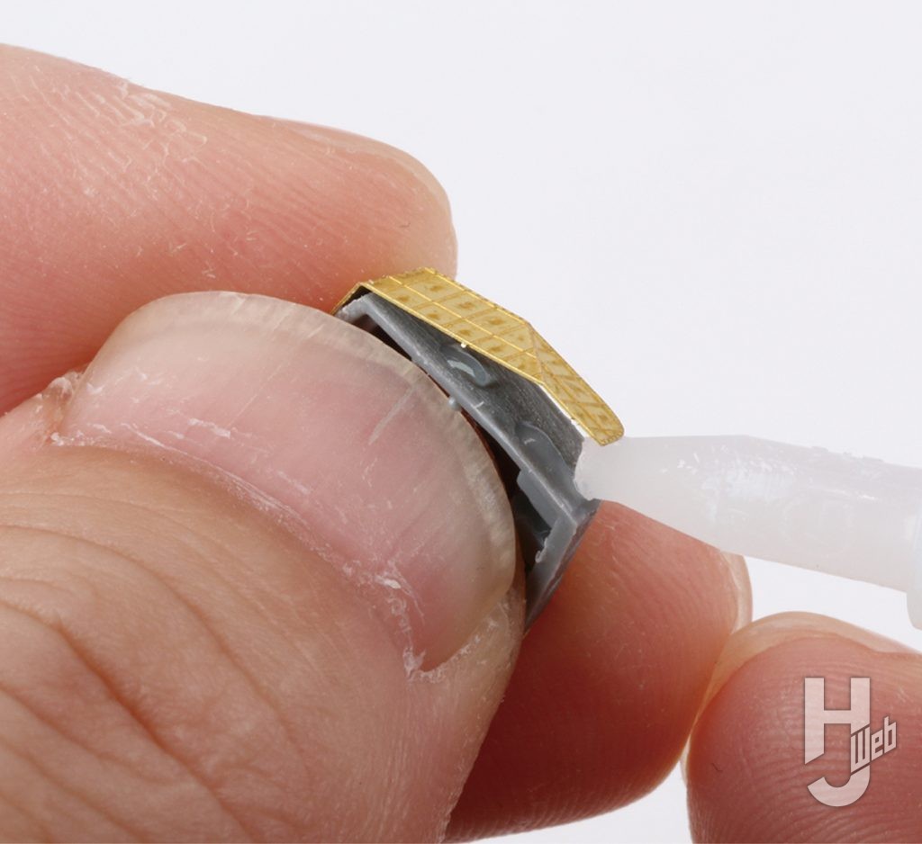 けんたろう製作「日本海軍重巡洋艦 高雄」製作中貼り付けながら塗布していく