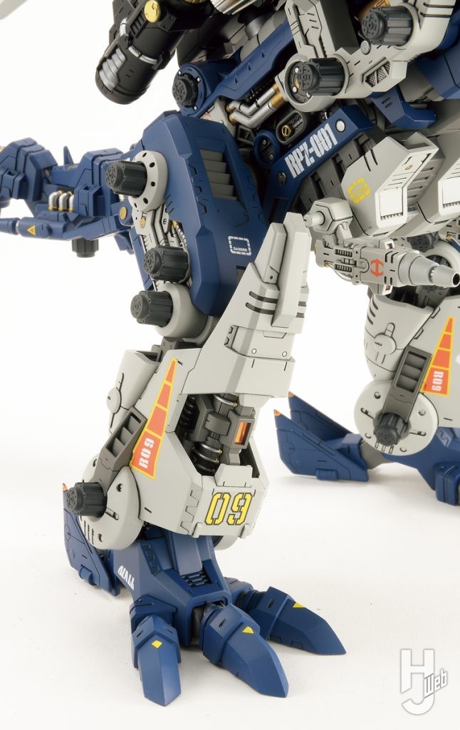 林哲平製作「サラマンダー」脚アップ