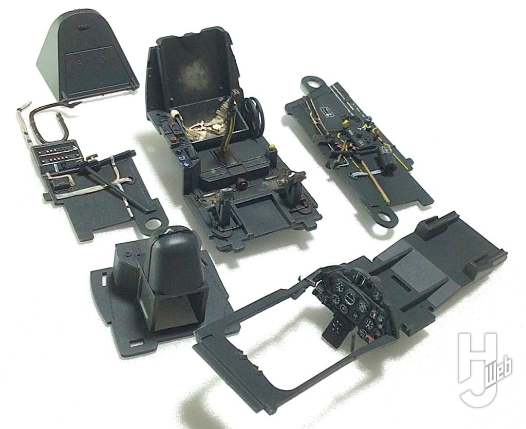 メッサーシュミットBf109K-4
コクピットのパーツは、各計器メーターや注意書きの細部デカールまで用意されている