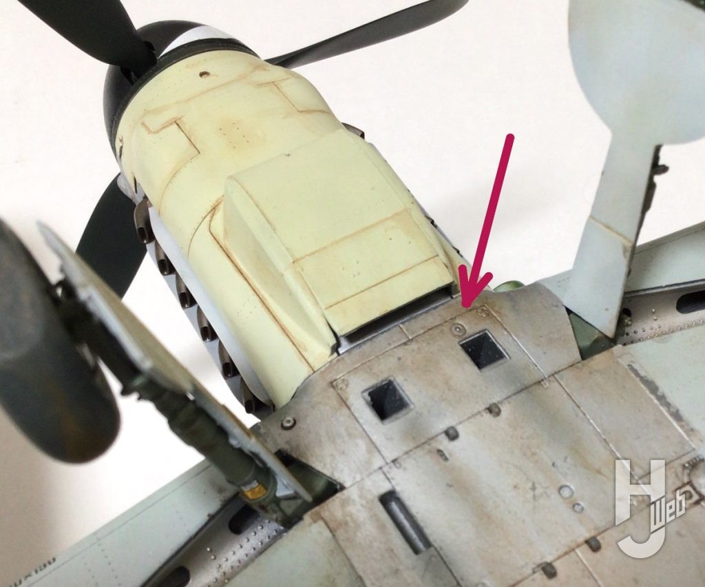 メッサーシュミットBf109K-4
胴体下面のキャノピー曇り止め暖気排出用空気取入れ口に矢印が向いている画像