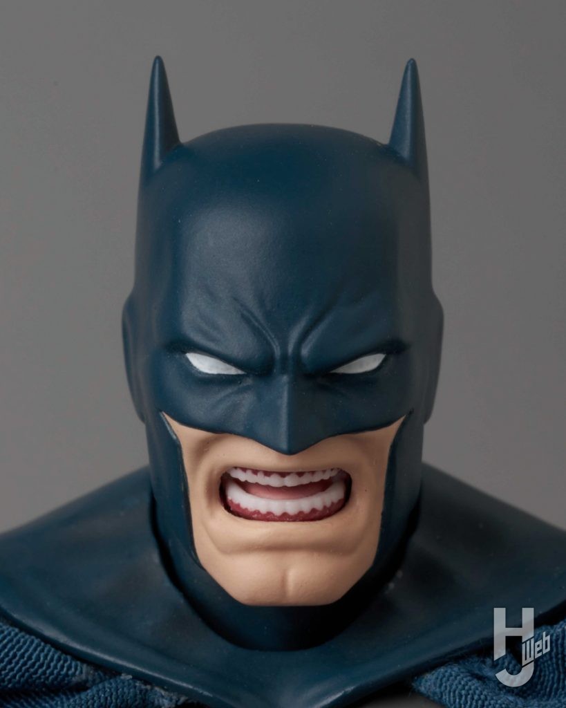 バットマンダメージバージョンの可動フィギュアの表情のアップ画像その2
