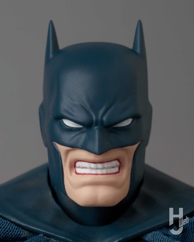 バットマンダメージバージョンの可動フィギュアの表情のアップ画像その3