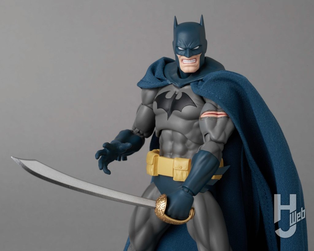 バットマンダメージバージョンの可動フィギュアのイメージ画像