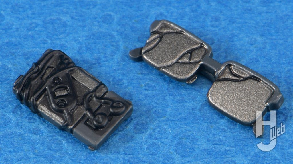 ゲンドウの眼鏡とシンジのオーディオプレイヤーのプラモデルの画像