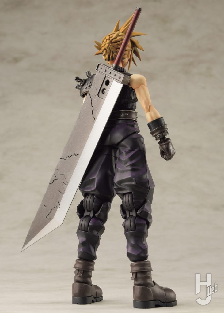 クラウド・ストライフのプラモデルの後ろ姿の全体画像