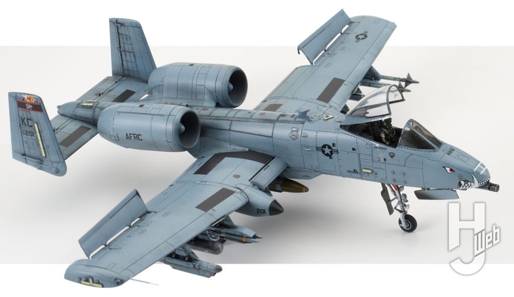 A-10CサンダーボルトII横
主翼のエルロン兼エアブレーキは開閉選択式