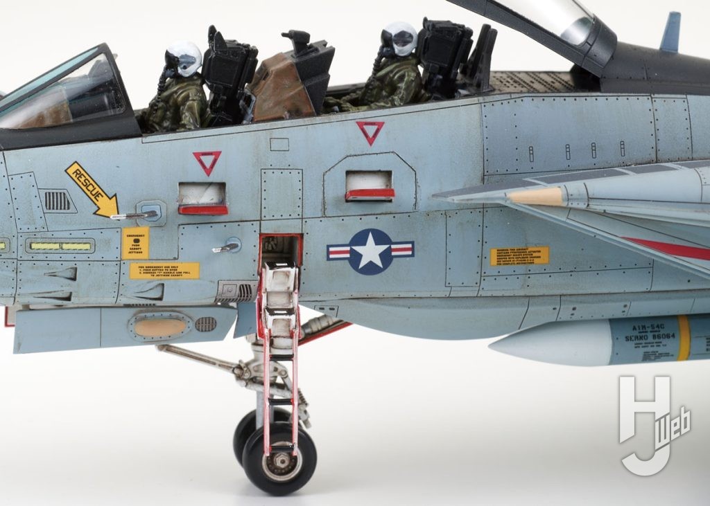 機首左側面の搭乗用ラダーとステップは展開/収納状態選択式