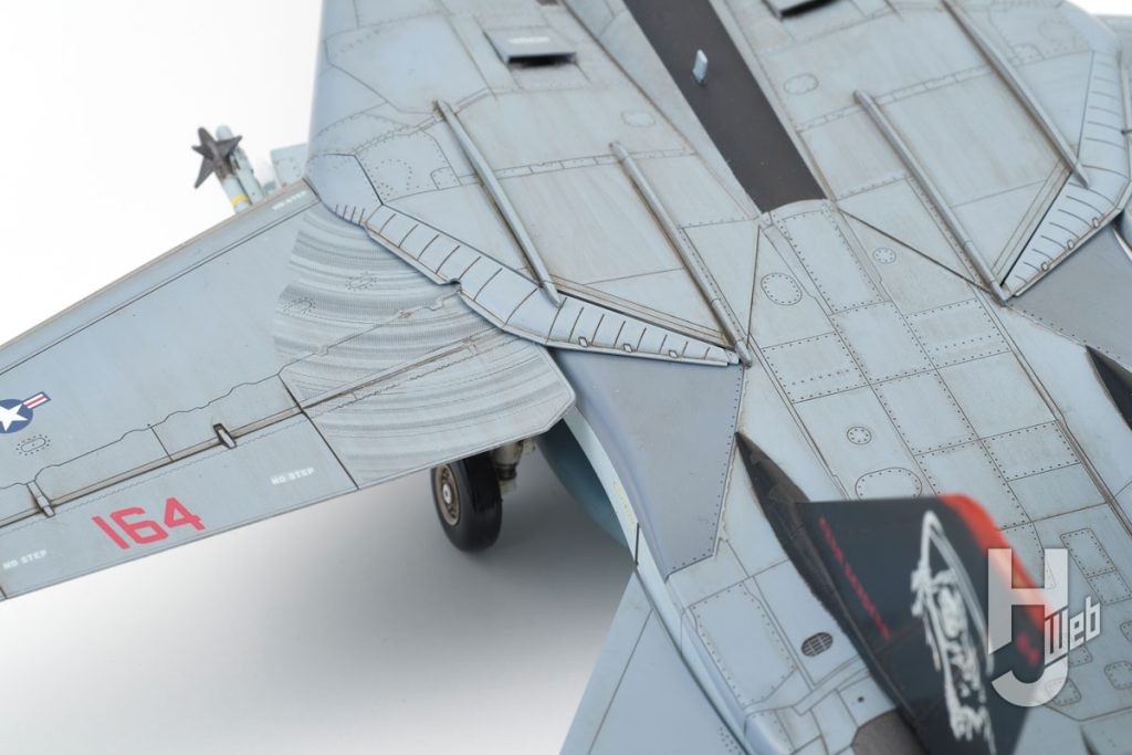 F-14Dトムキャット
主翼グローブ収納部の扇形の汚れはデカールで用意