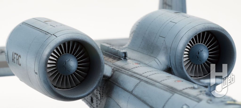 尾部にまとめられた2基のエンジンポッド