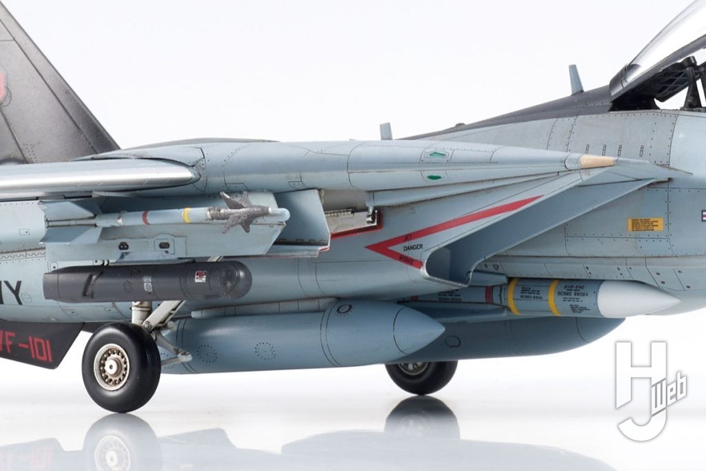 ウェポン類はD型から搭載可能となったAN/AAQ-25 LANTIRNポッドをはじめ、AIM-9L/Mサイドワインダー、燃料タンクなどをセット