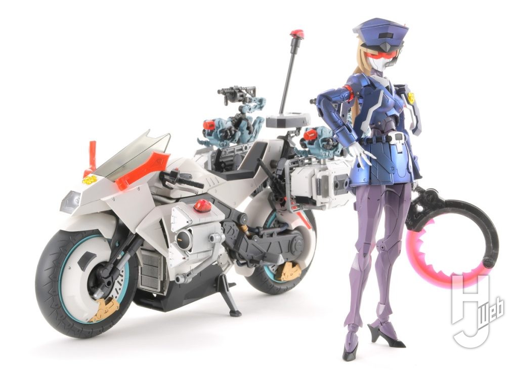 ヴァリアントのプラモデルと白バイの画像