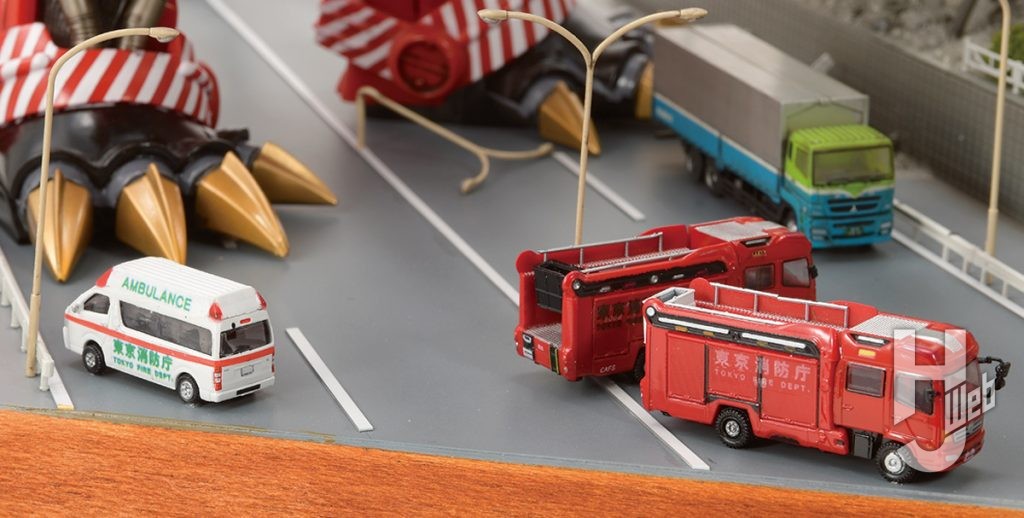 3式機龍、緊急出動!!
3式機龍の足元の消防車や救急車など