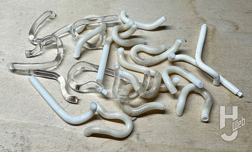 当初手曲げで再現しようとしていたエキパイの残骸