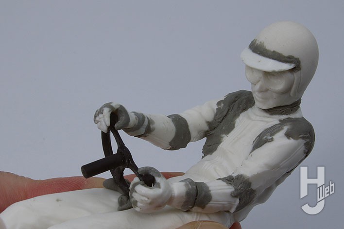 ドライバー塗装前 ハンドルを切った状態にポーズ変更