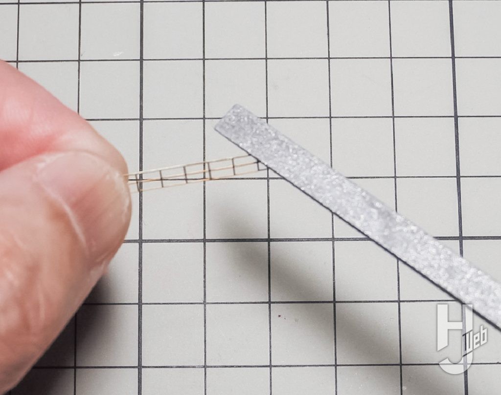 不破優製作「潜水艦-蒼き鋼-イ401」製作中エッチングパーツ金属ヤスリがけ