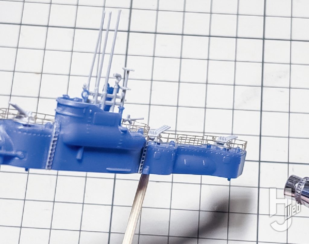 不破優製作「潜水艦-蒼き鋼-イ401」製作中エッチングパーツにマルチプライマー塗布