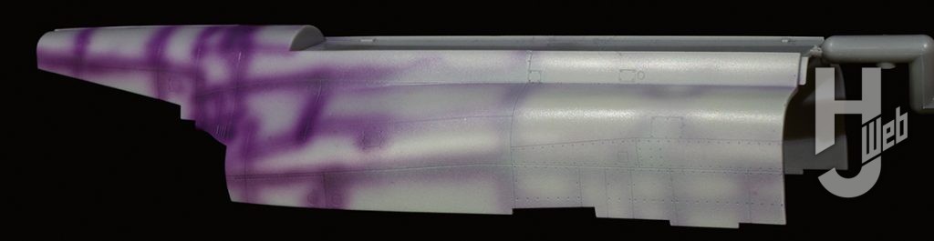 F-4E クルナスパネルライン紫サーフェイサー塗布