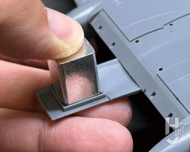 前輪式の機体に必須の、尻もちを防止するため専用設計の金属製オモリが付属。主翼パーツ前方にぴったりと収まる設計