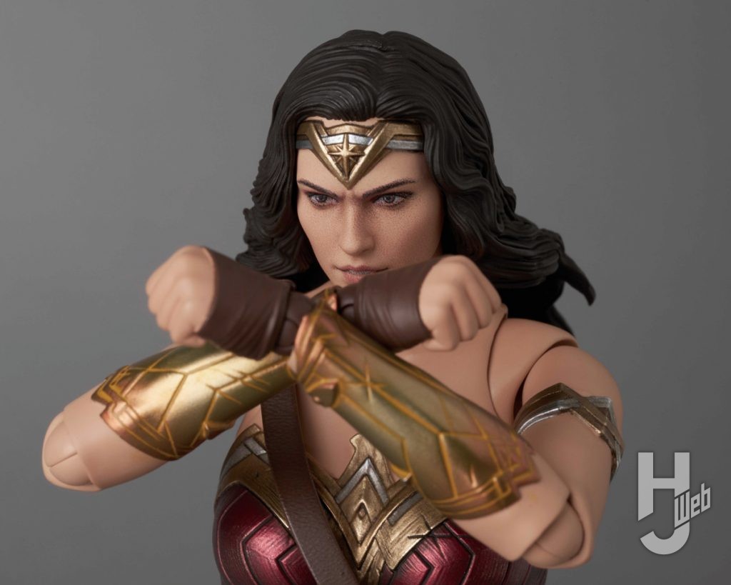 ワンダーウーマンの可動フィギュアのアップ画像