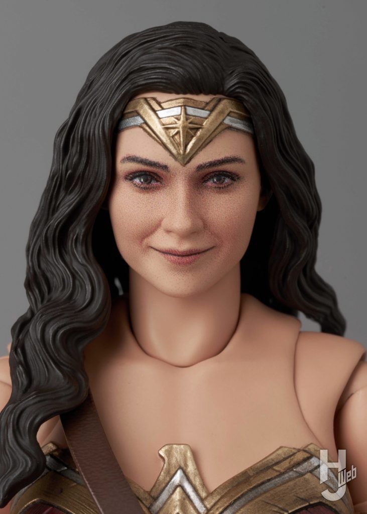 ワンダーウーマンの可動フィギュアの表情のアップ画像その3