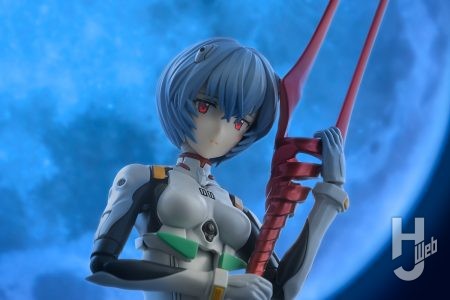 注目の最新30MP「綾波レイ（プラグスーツVer.）」をグラデーション塗装で質感を底上げ！ロンギヌスの槍やゲンドウの眼鏡、自然な体育座りを取れる付属パーツが同梱し、造形そのものも抜群にかわいい傑作キット【ヱヴァンゲリヲン新劇場版】