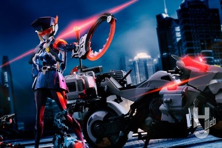 『無限邂逅メガロマリア』警察官モチーフのアナザー「ヴァリアント」を、ギミック満載のビークルも加えて、白バイ機動隊風にカスタマイズ！