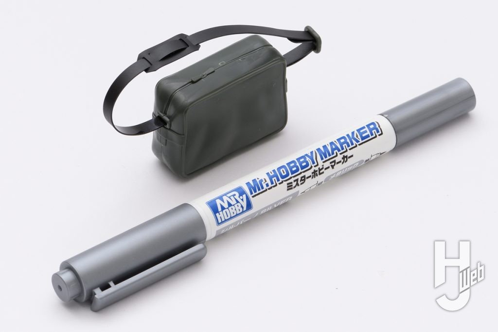 鞄のプラモデルパーツとペンの画像