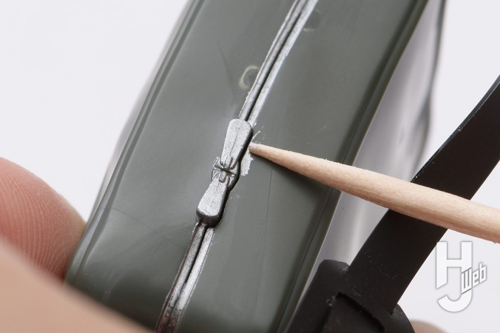 鞄のプラモデルパーツの塗装のハミ出しを削る画像