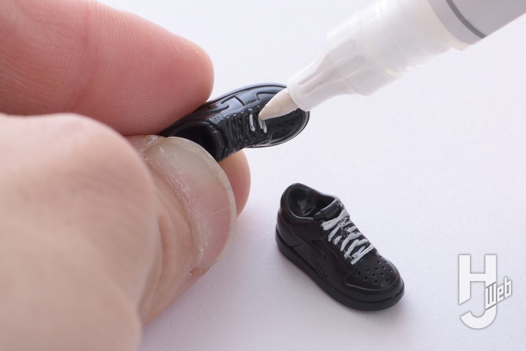 靴のプラモデルパーツのペン塗装の画像