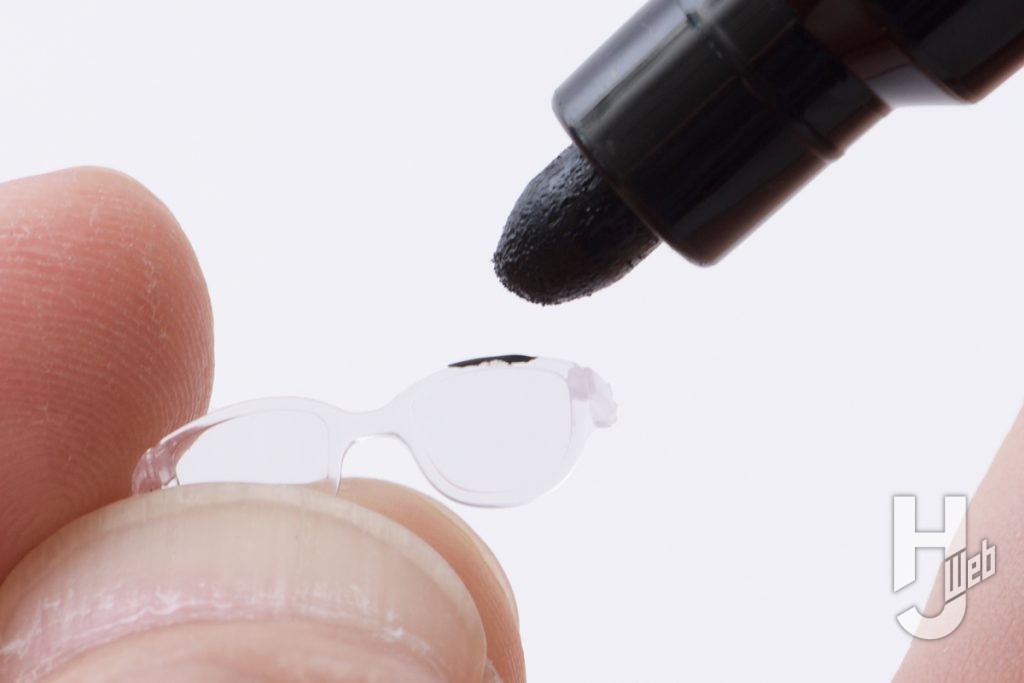 メガネのプラモデルパーツのペン塗装の画像