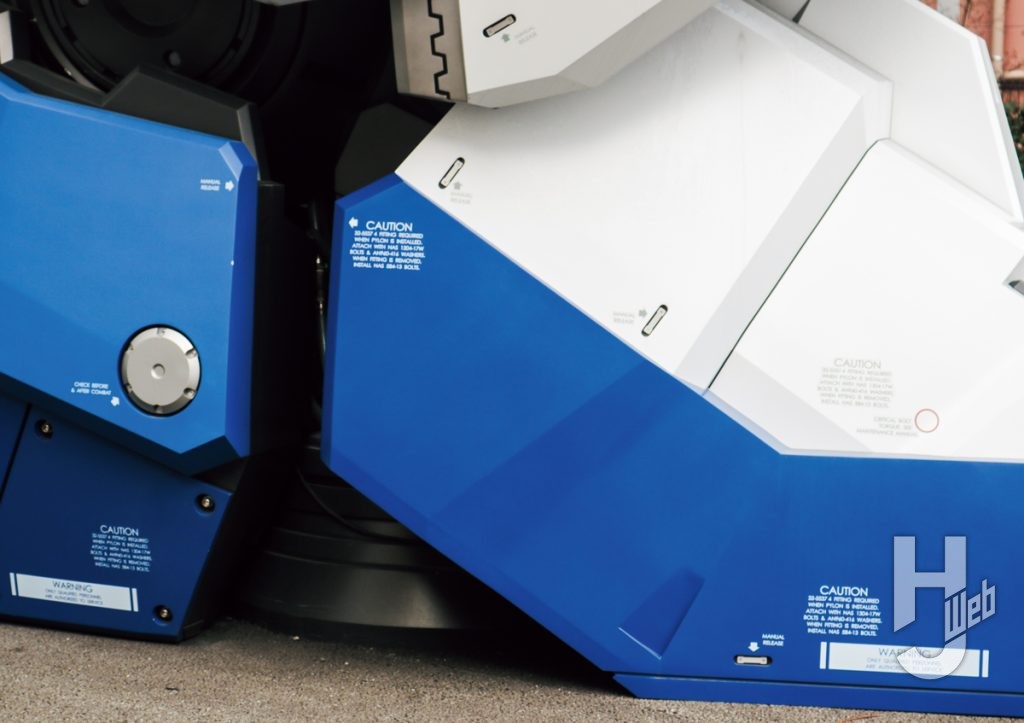 「実物大νガンダム立像」足元マーキングアップ