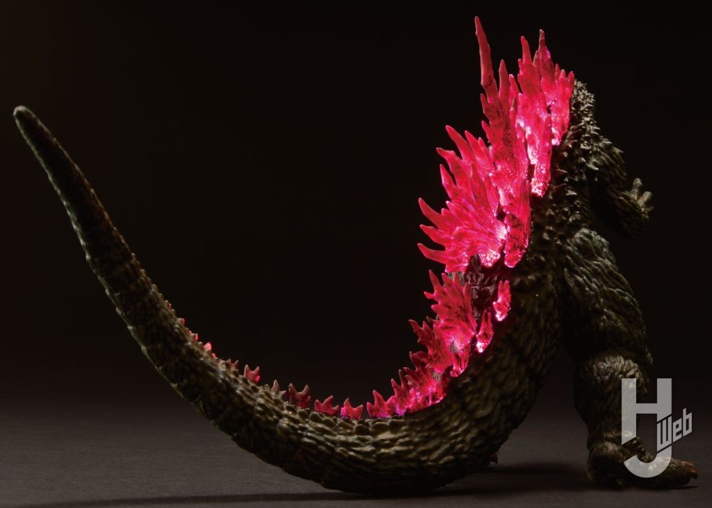 ゴジラ(1999)単体の全身 後ろ
クリアー成型の背ビレパーツを利用した電飾版