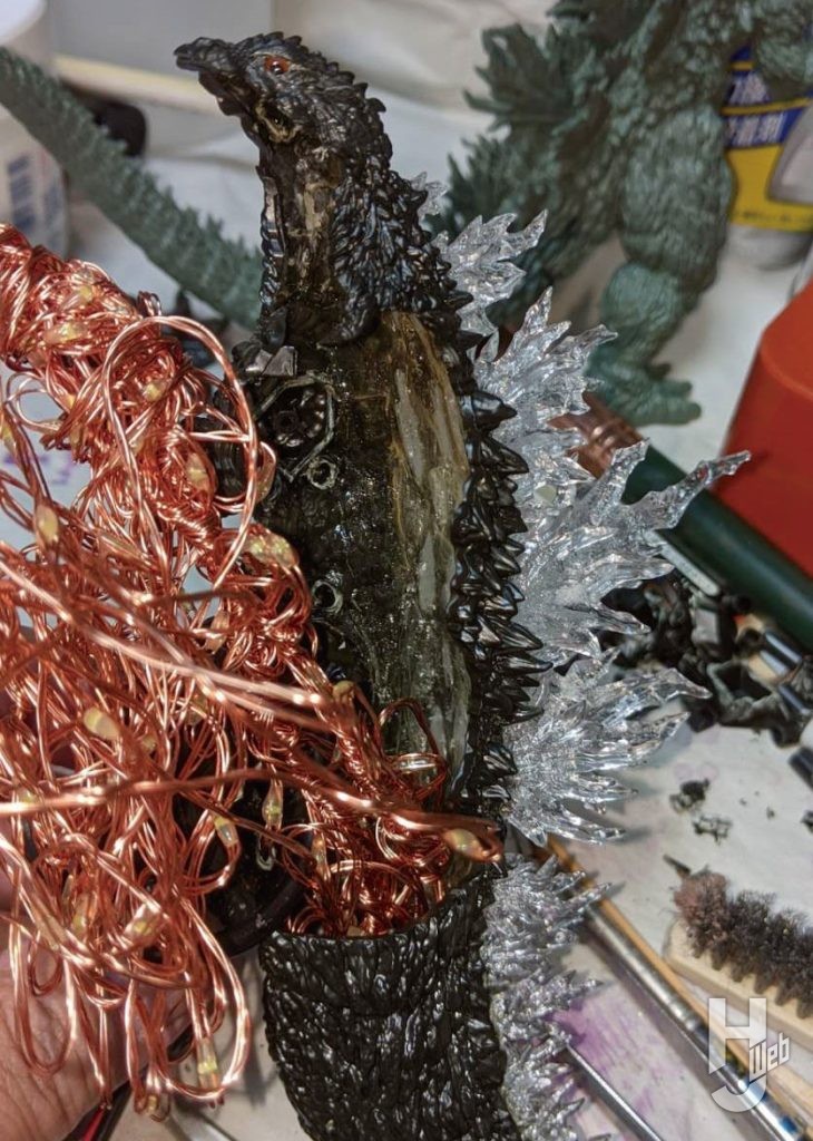 ひも状につながったLED