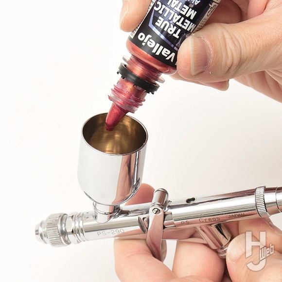 ファレホトゥルーメタリックメタルをハンドピースに直接注ぐ画像