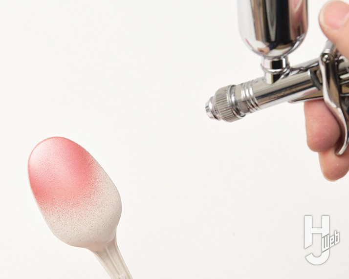 ファレホトゥルーメタリックメタルをエアブラシで噴く画像