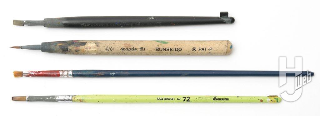 平筆（主にタミヤ モデリングブラシPROIIとSSDブラシ72）、野文盛堂の面相筆「ウッディーフィット」