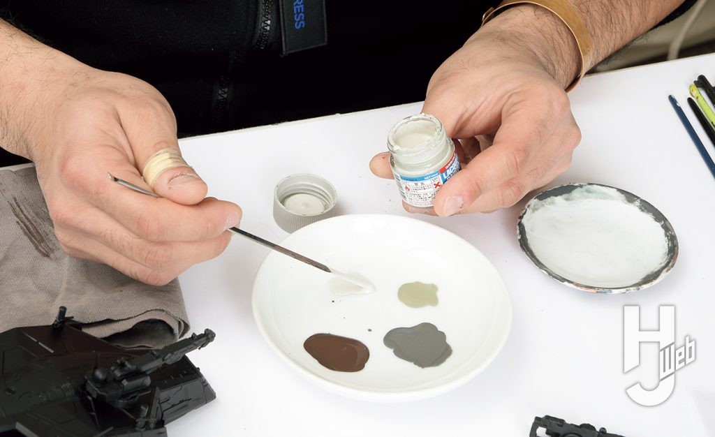 陶器の皿に各色出す