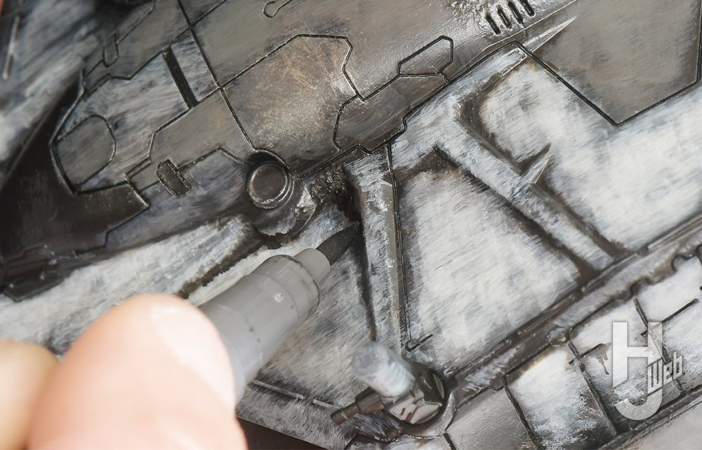 大森記詩製作「DHV マゼラン」ディテール部分にピグメントブラッシュペン塗っていく